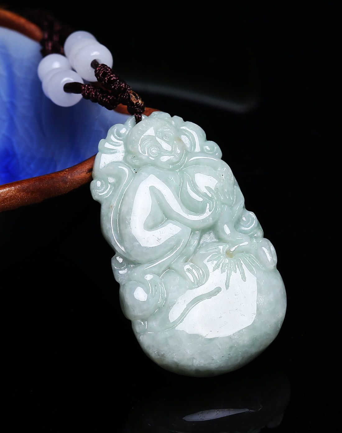 猴子抱桃天然翡翠a货猴子吊坠