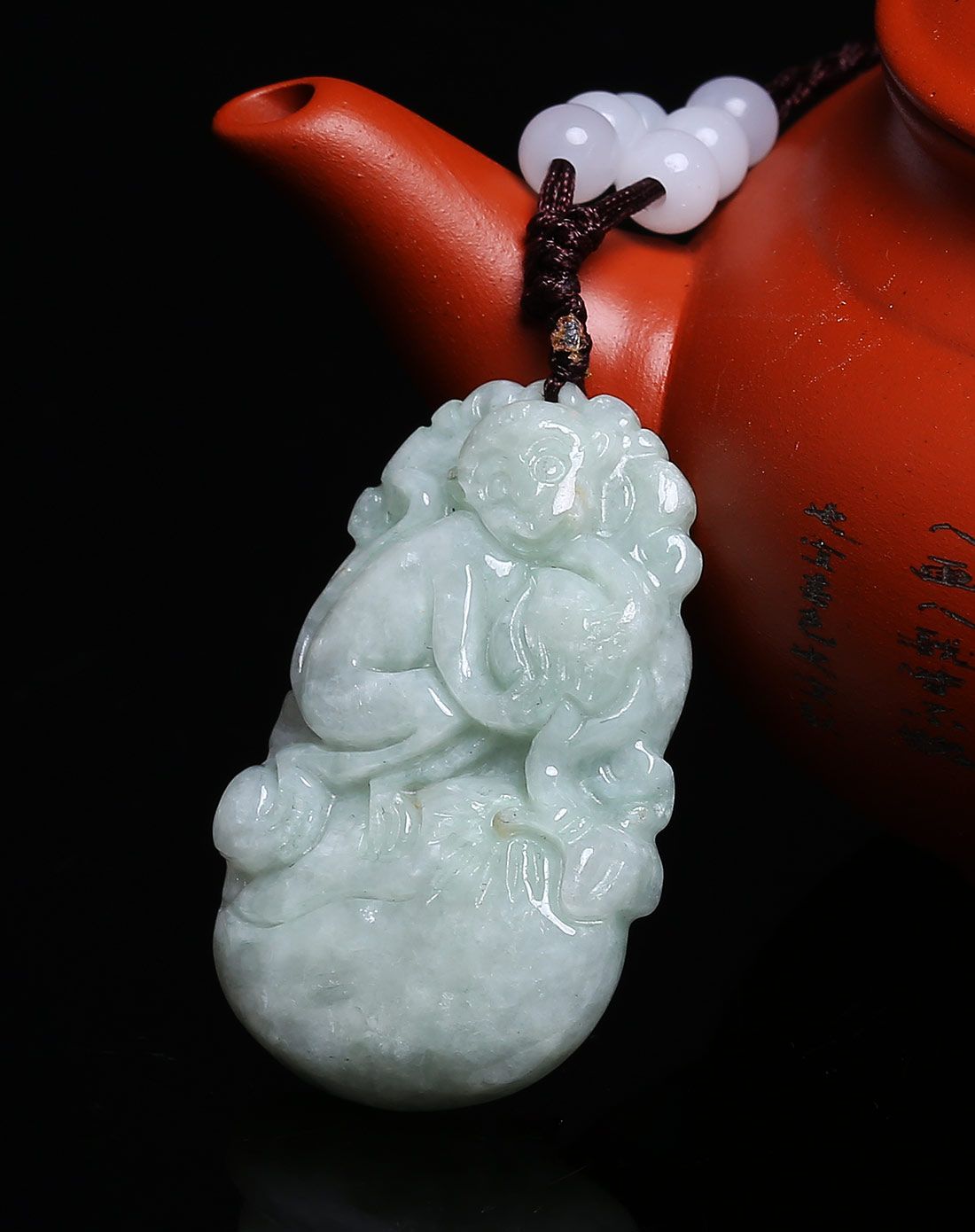 猴子抱桃天然翡翠a货猴子吊坠