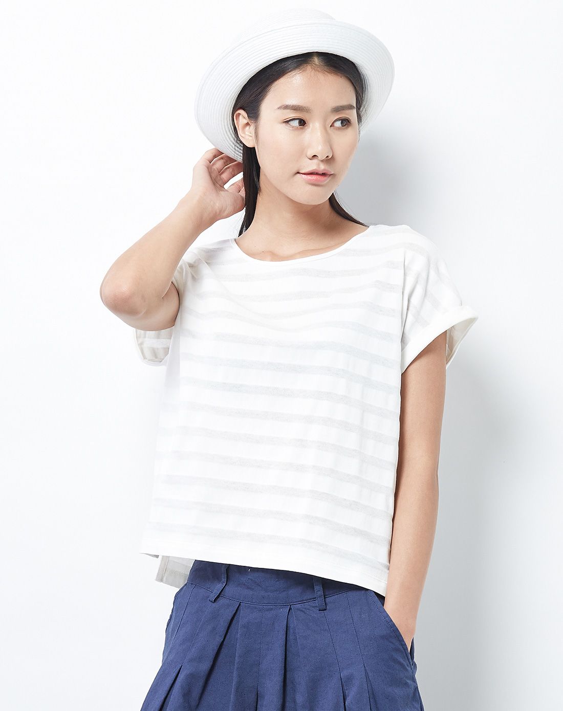 珠光白前短后场落肩袖宽松t恤