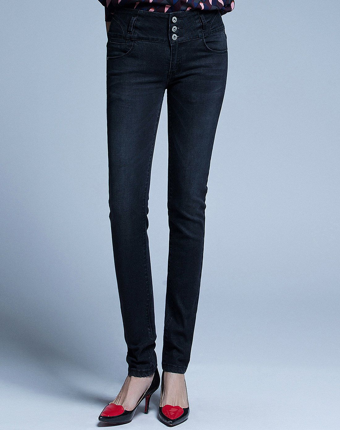 牛仔灰干净利落的小脚牛仔裤