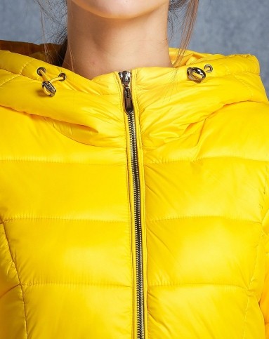 黄色时尚连帽风格对称衣兜装饰短款棉衣