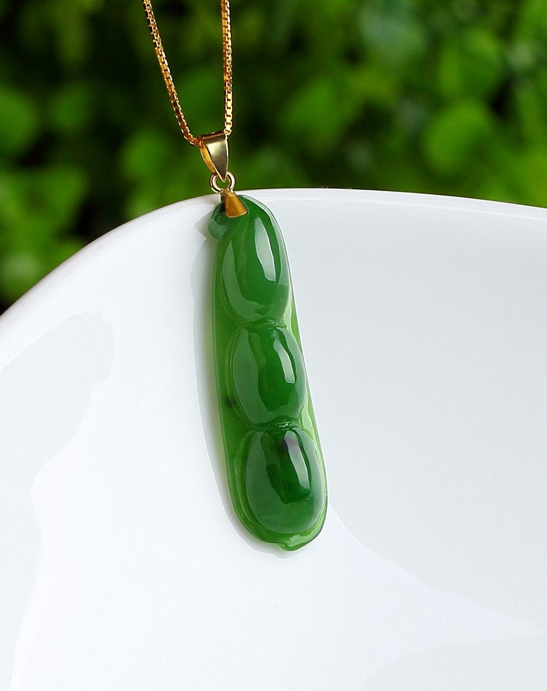 18k金镶天然和田碧玉菠菜绿富贵豆吊坠