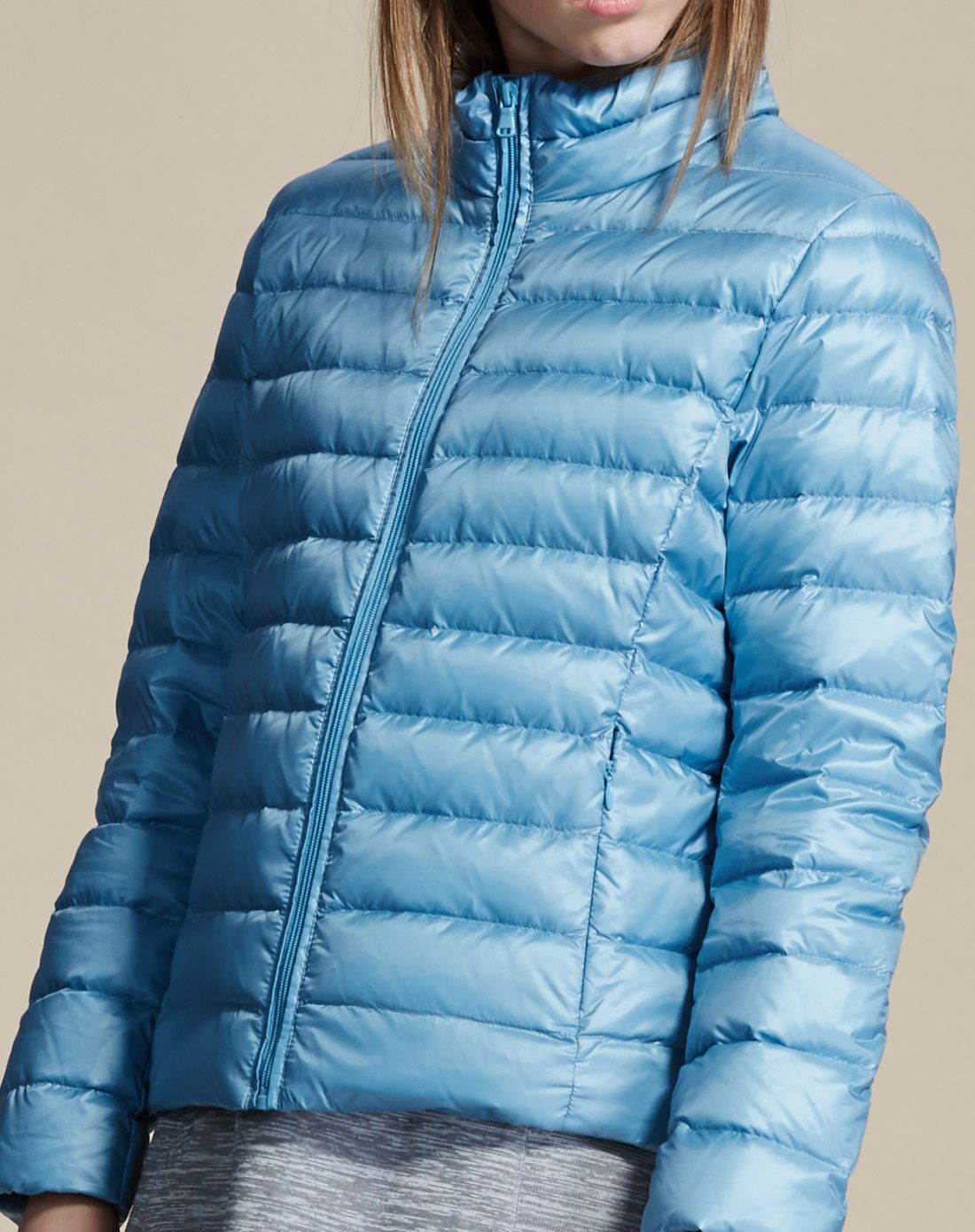 女时尚简约炫彩蓝色轻薄短款羽绒服