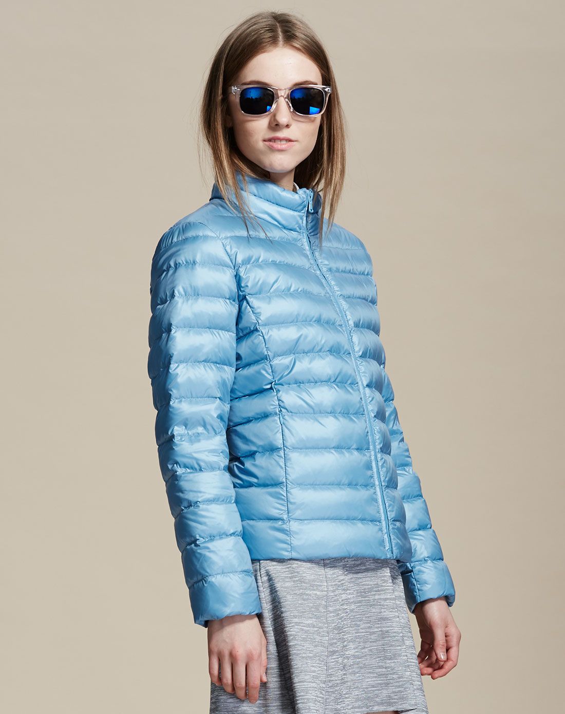 女时尚简约炫彩蓝色轻薄短款羽绒服