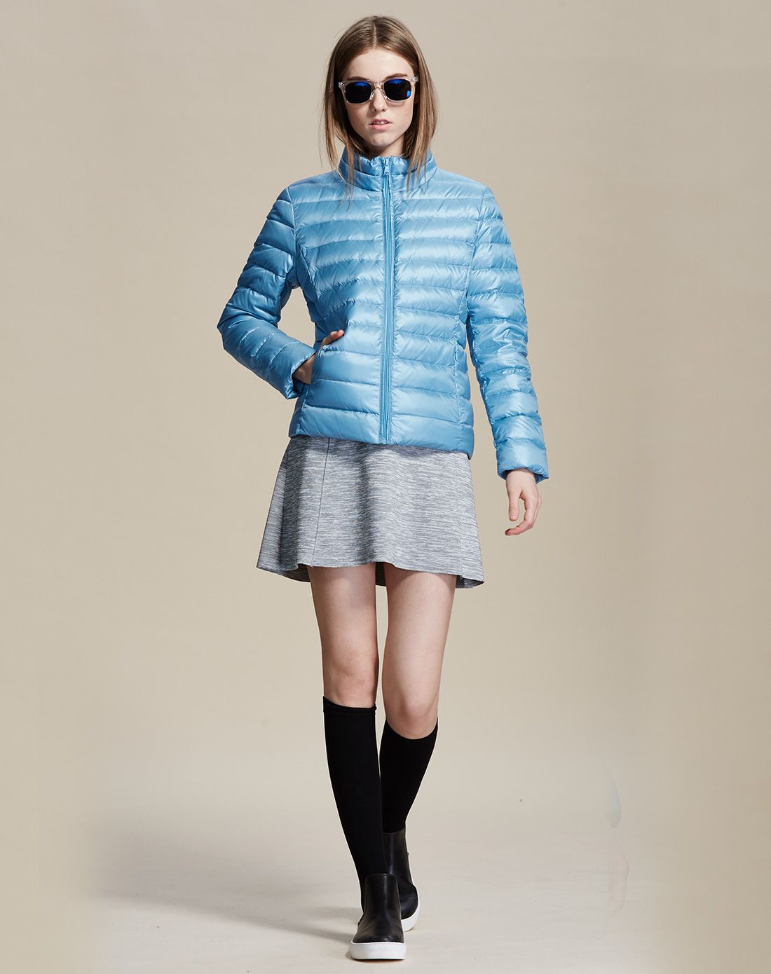 女时尚简约炫彩蓝色轻薄短款羽绒服