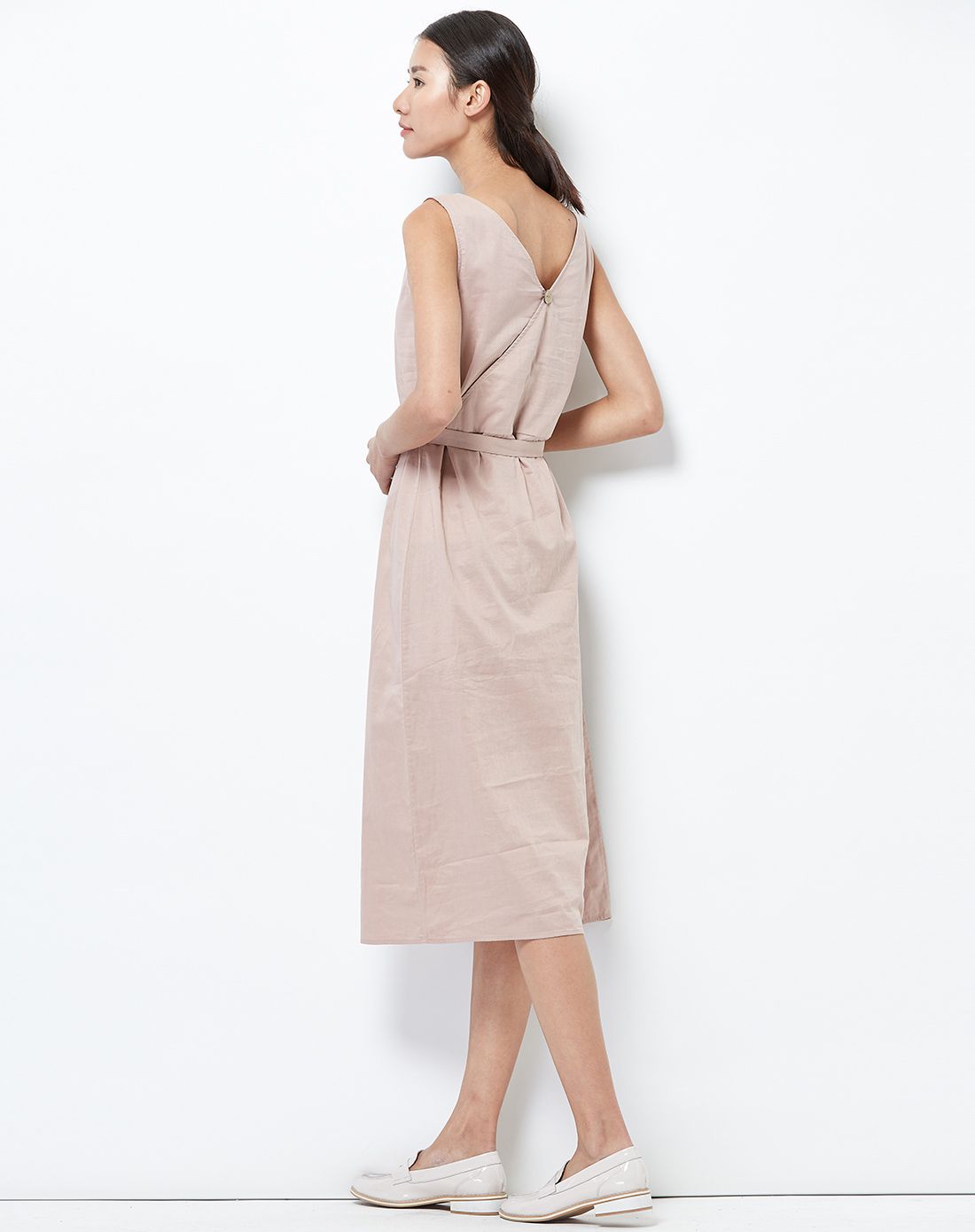 独特前高后低领连衣裙