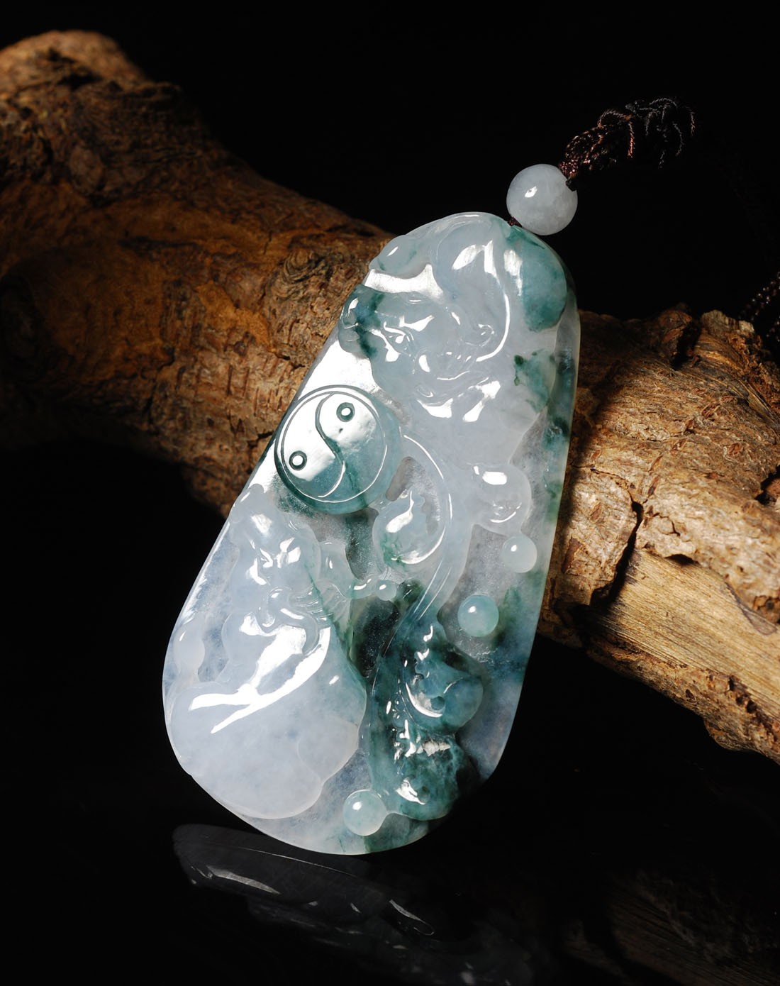 天然a货翡翠冰种飘蓝花扭转乾坤吊坠(附证书)