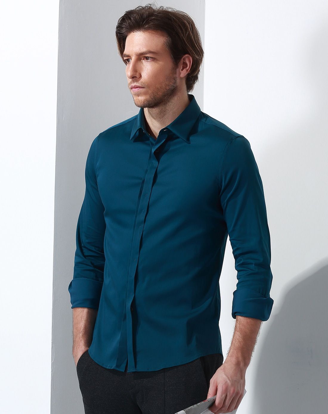 孔雀蓝色蓝色尖领商务休闲长袖衬衫