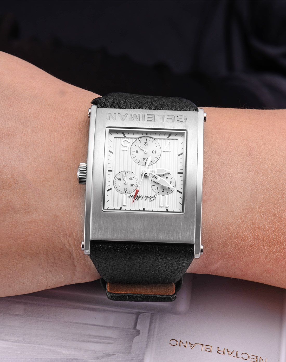 三眼六针方形男表