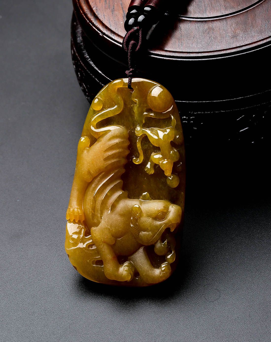 冰糯黄翡俏雕天然a货翡翠龙虎牌