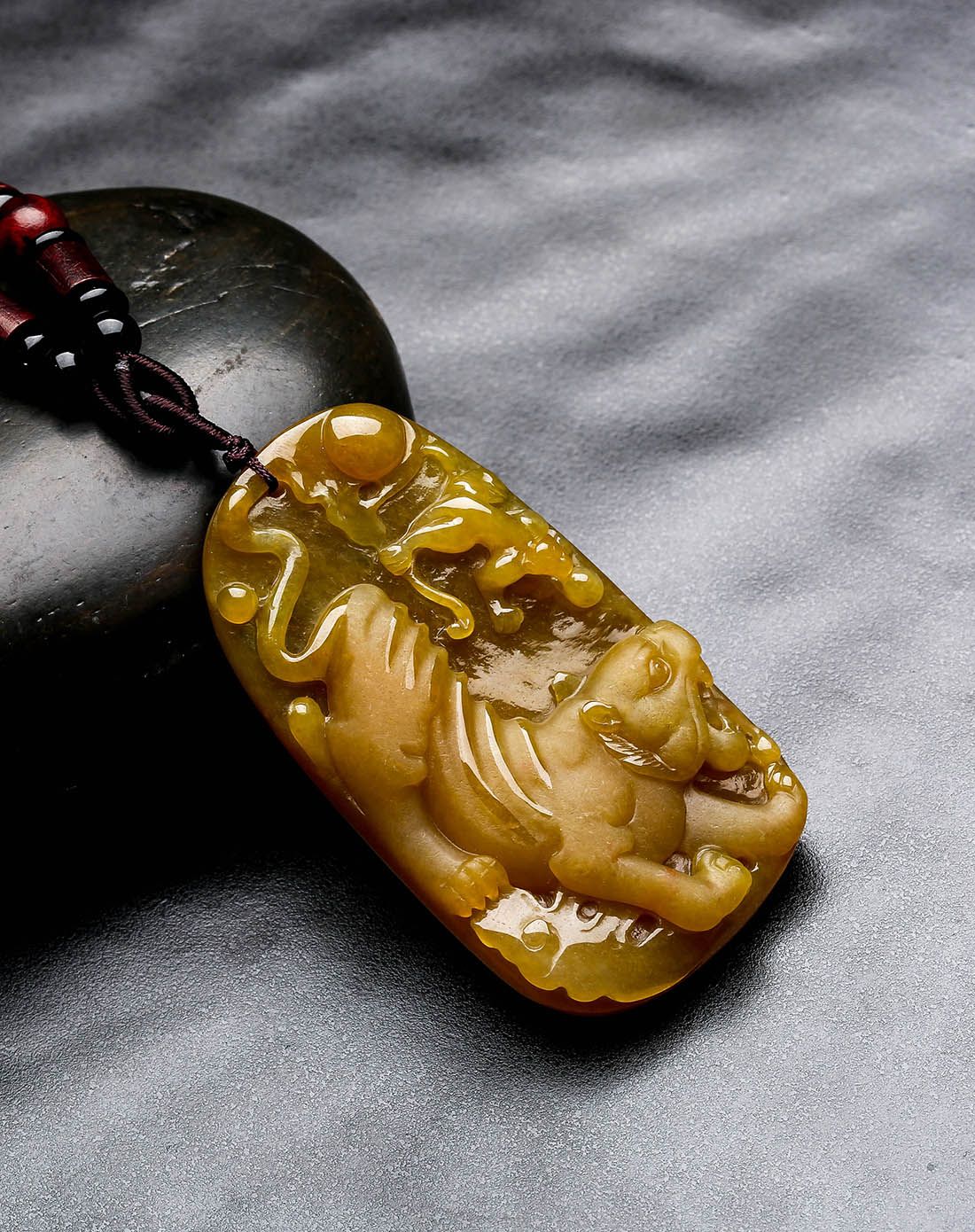 冰糯黄翡俏雕天然a货翡翠龙虎牌