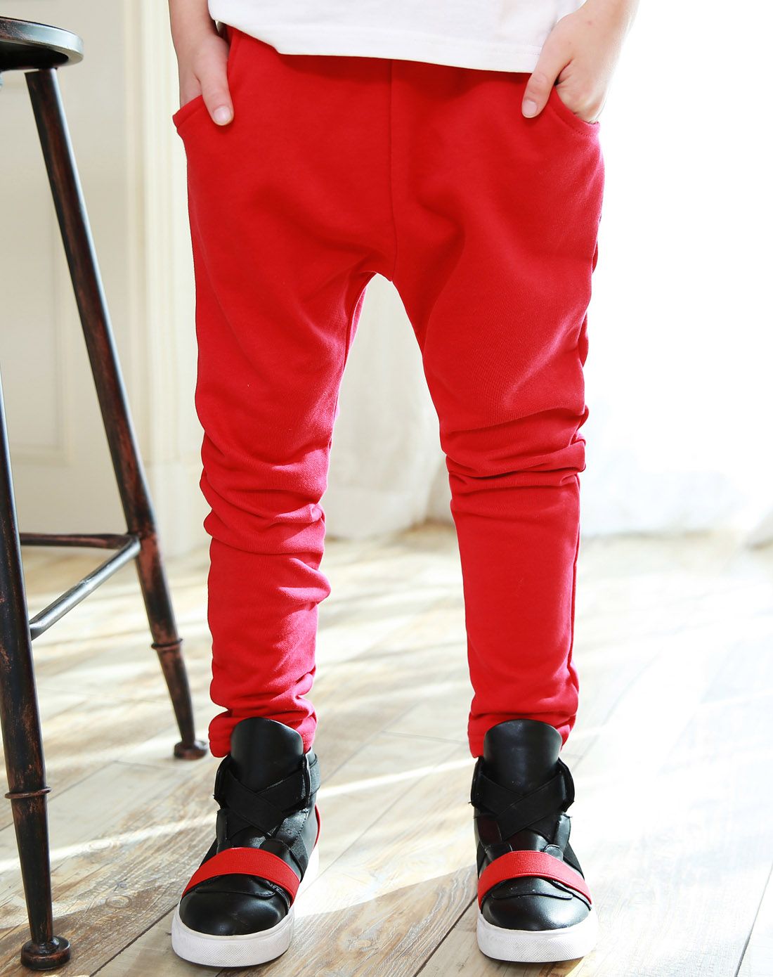 左西男童红色裤子