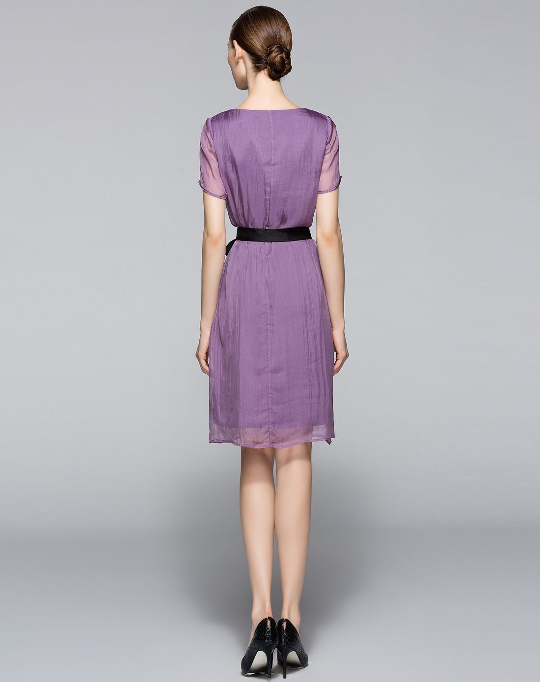 浅紫色时尚简约修身短袖连衣裙