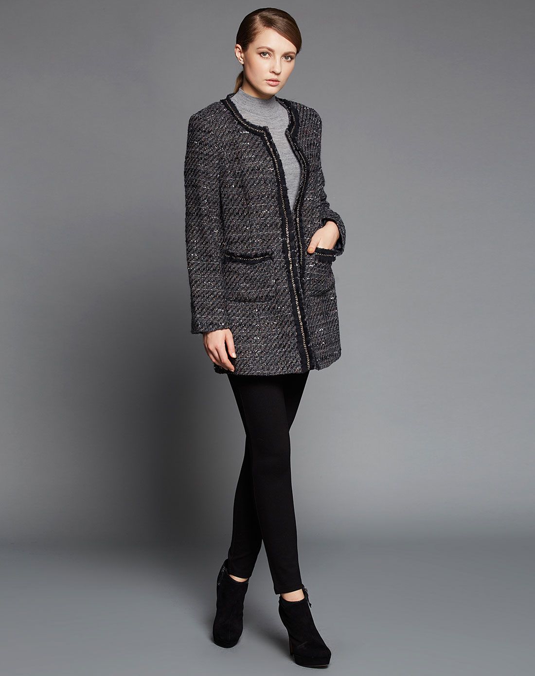 黑色粗花呢中长款香奈儿大衣