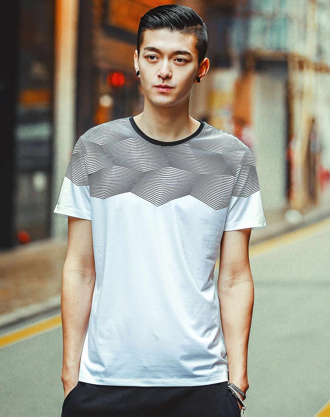 男白色上半身及袖子印花短袖t恤