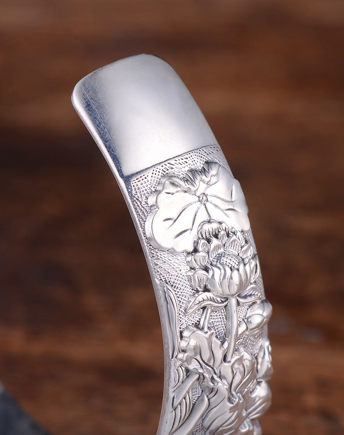 百年宝诚银饰专场百年宝诚 荷花高仿古浮雕足银镯 复古做旧 送证书sz