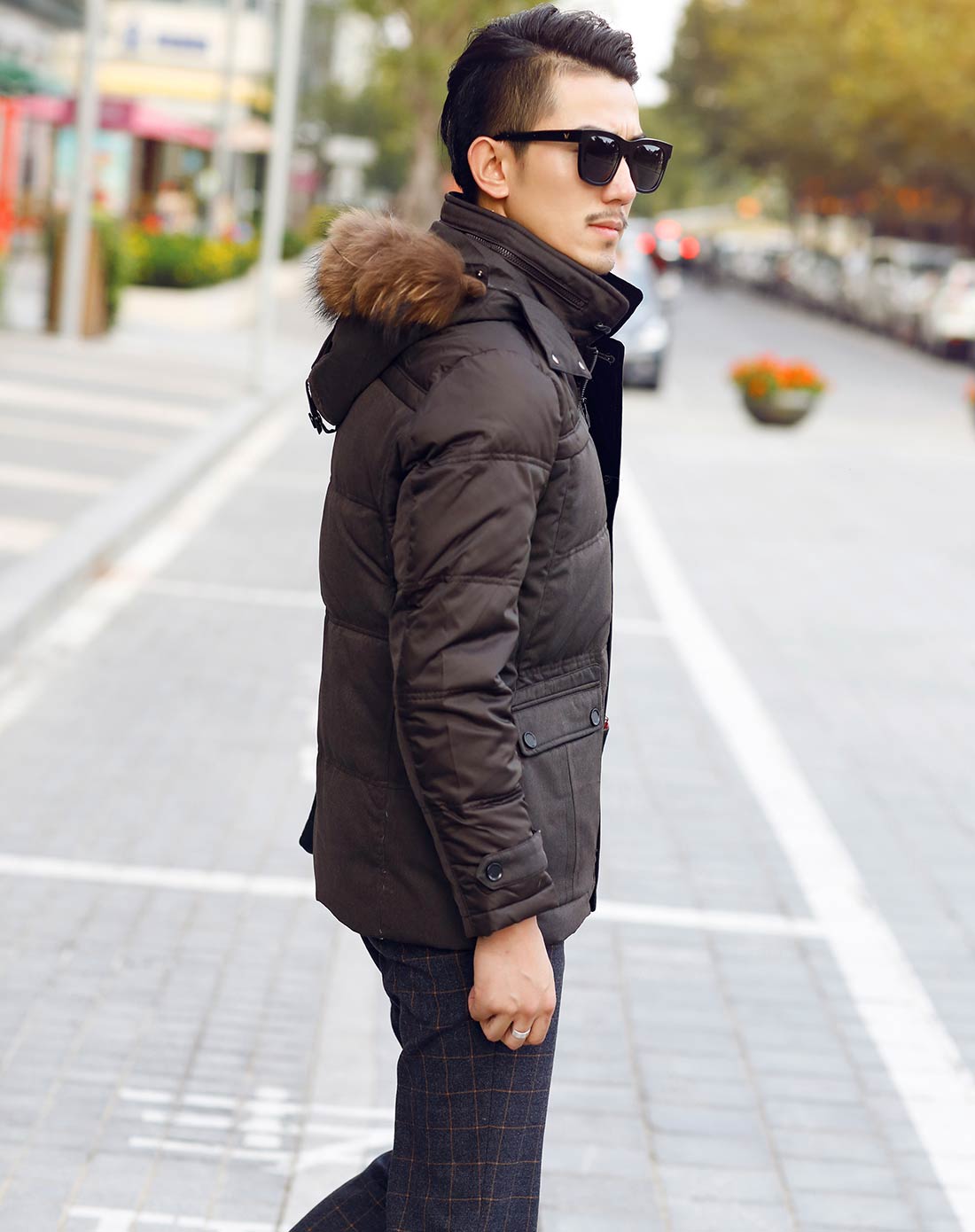 男款暗咖啡色商务帅气连帽长袖羽绒服