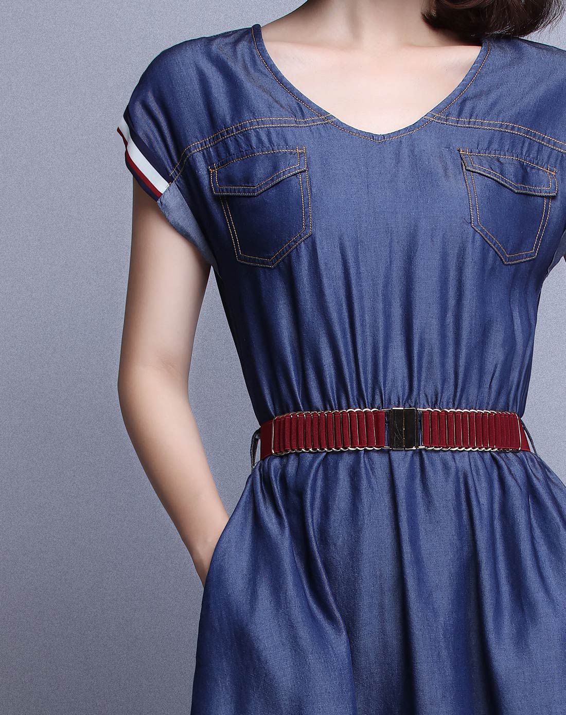 深兰色简洁大方v字领连衣裙