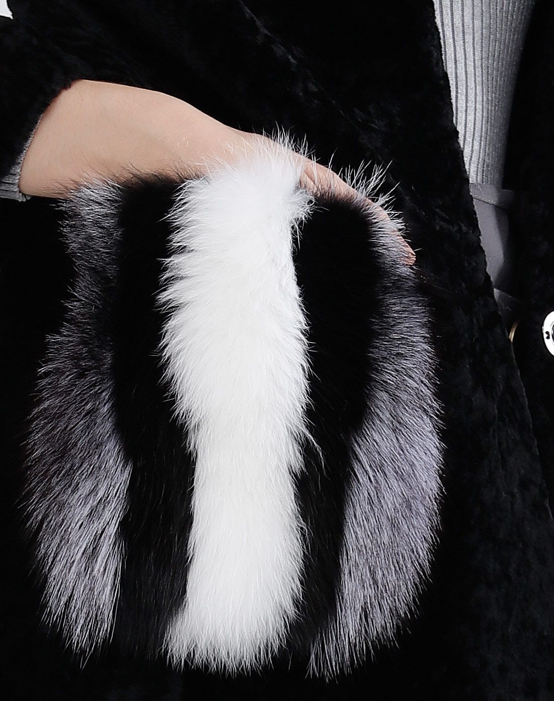 黑色羊毛皮拼狐狸毛大衣