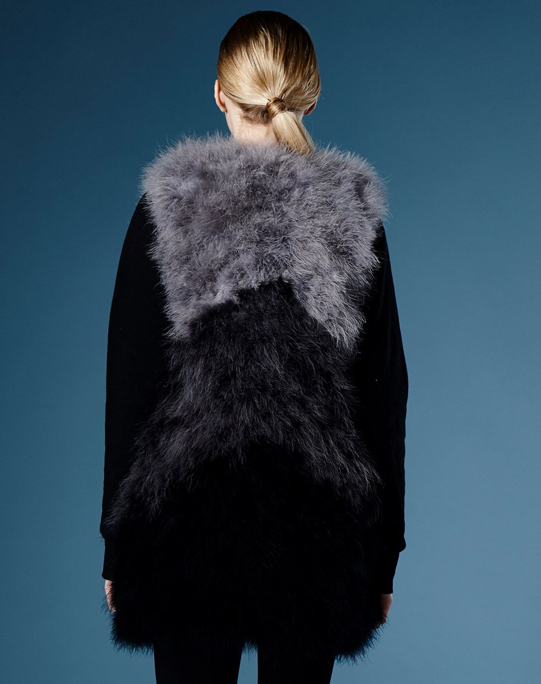 女款渐变黑灰色圆领鸵鸟毛皮草马甲