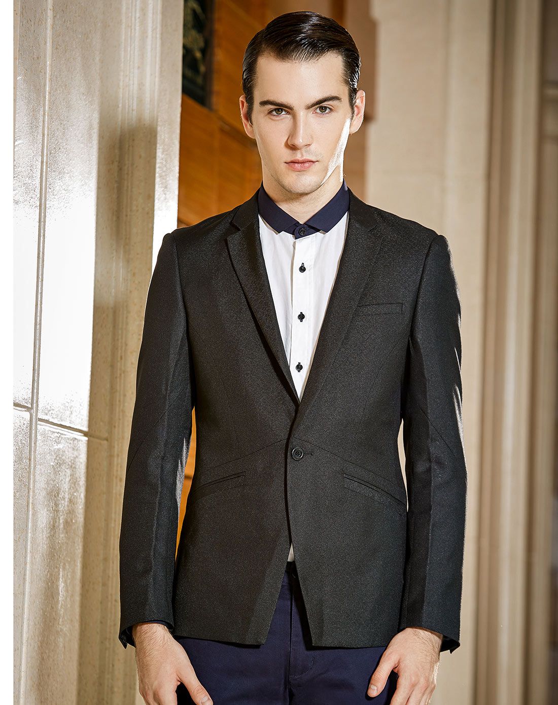 男黑色西装