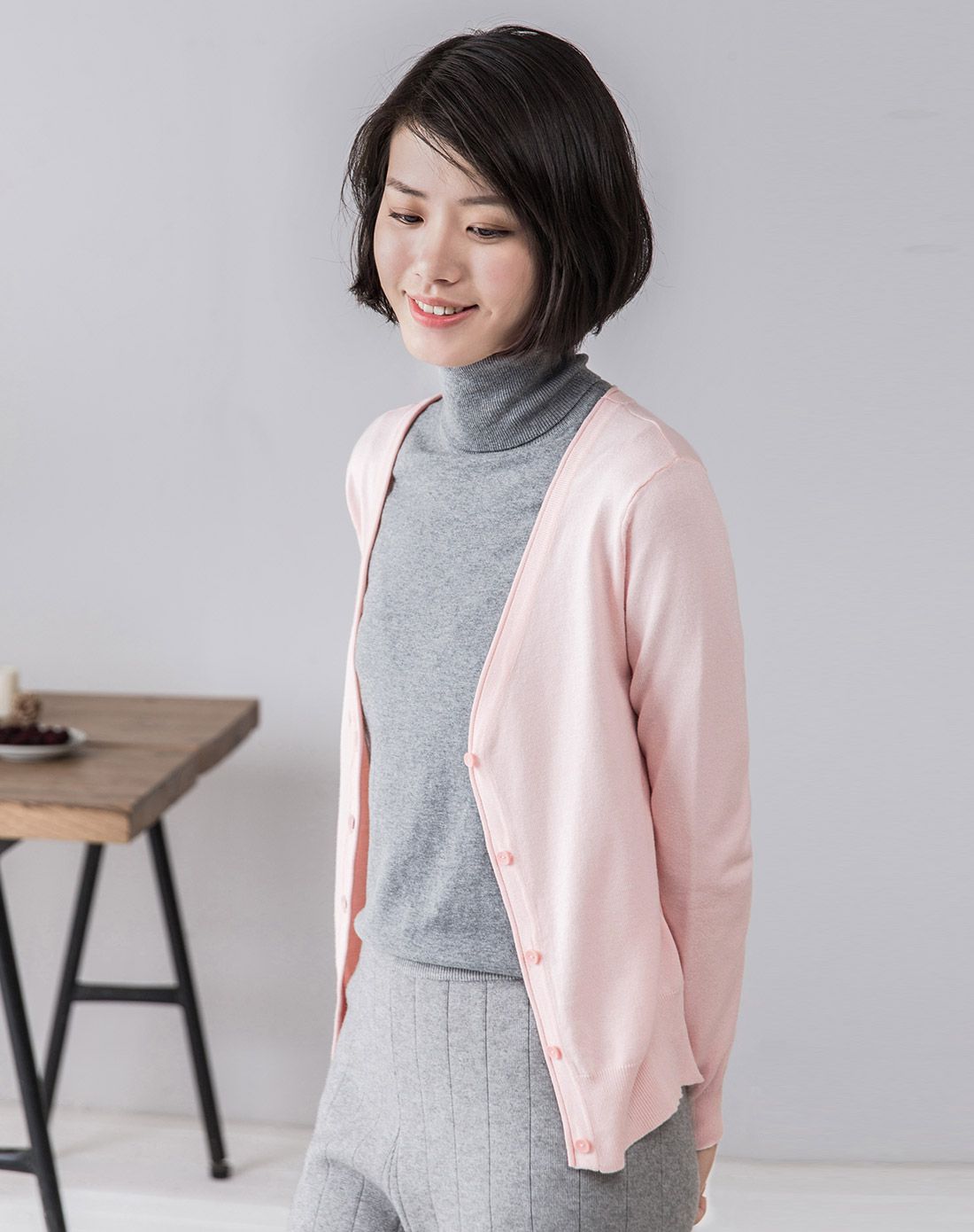 浅藕色单排扣v领针织开衫