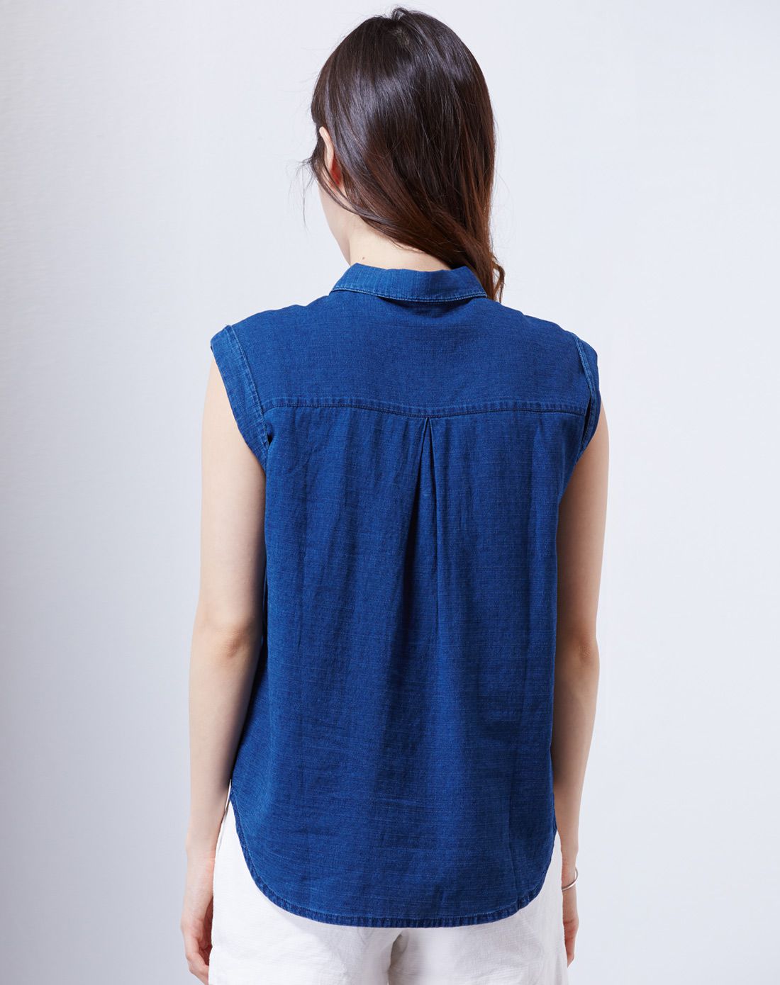 深蓝色无袖背心