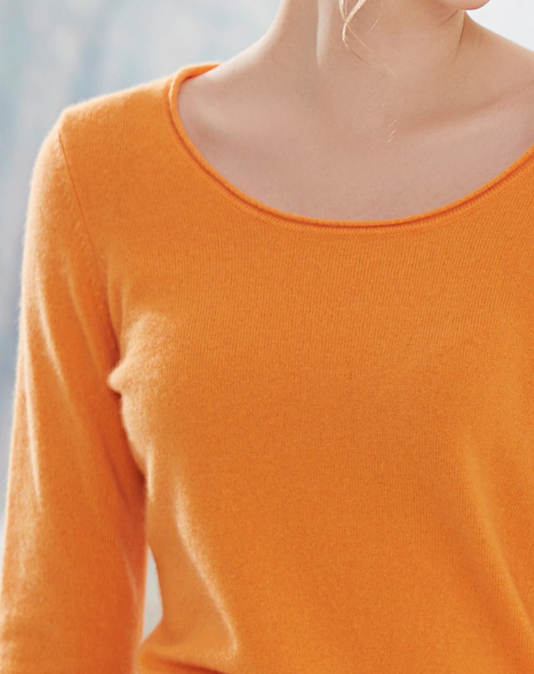 女蜜橙色山羊绒圆领卷边套衫