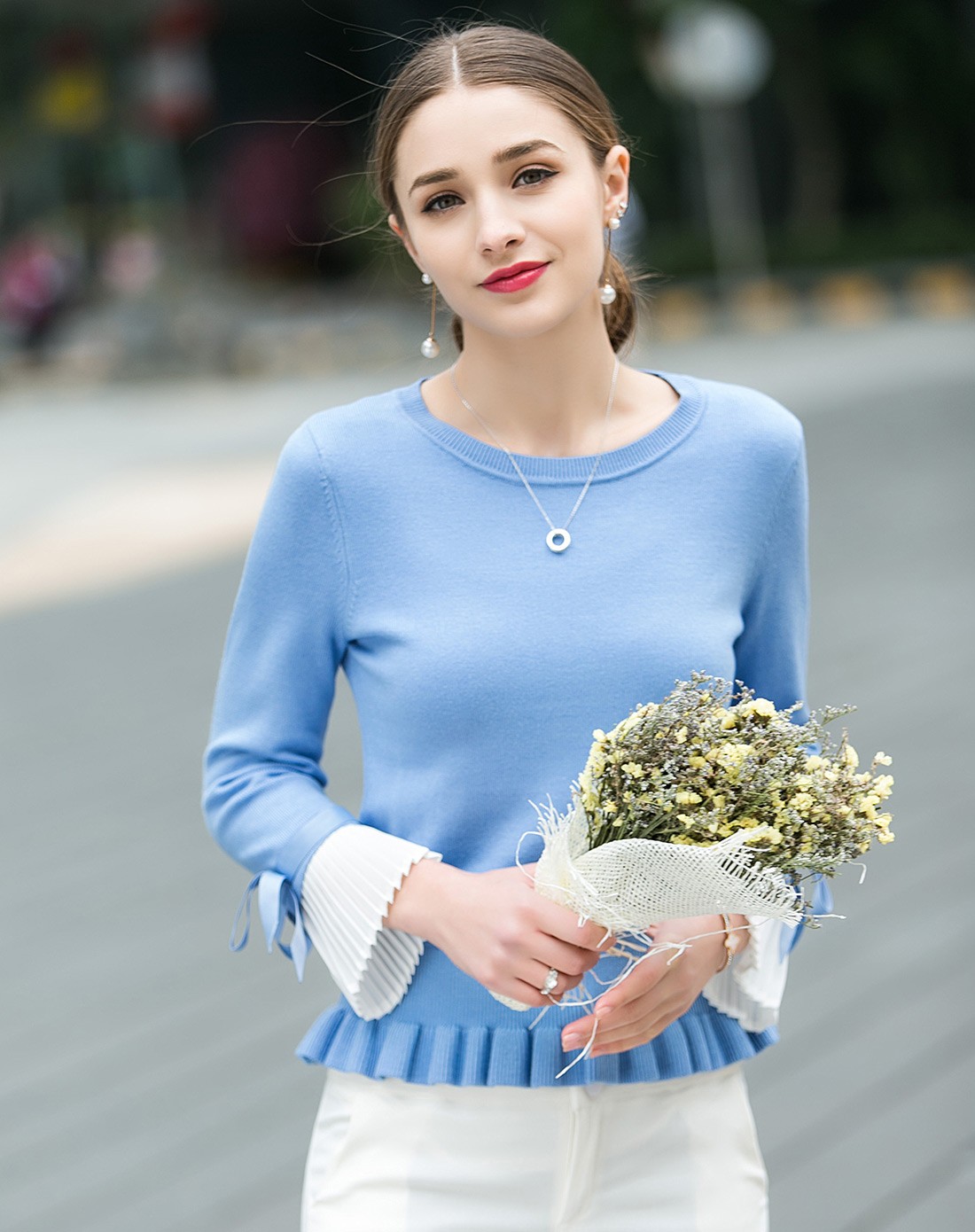 浅蓝色套头喇叭袖针织衫毛衣