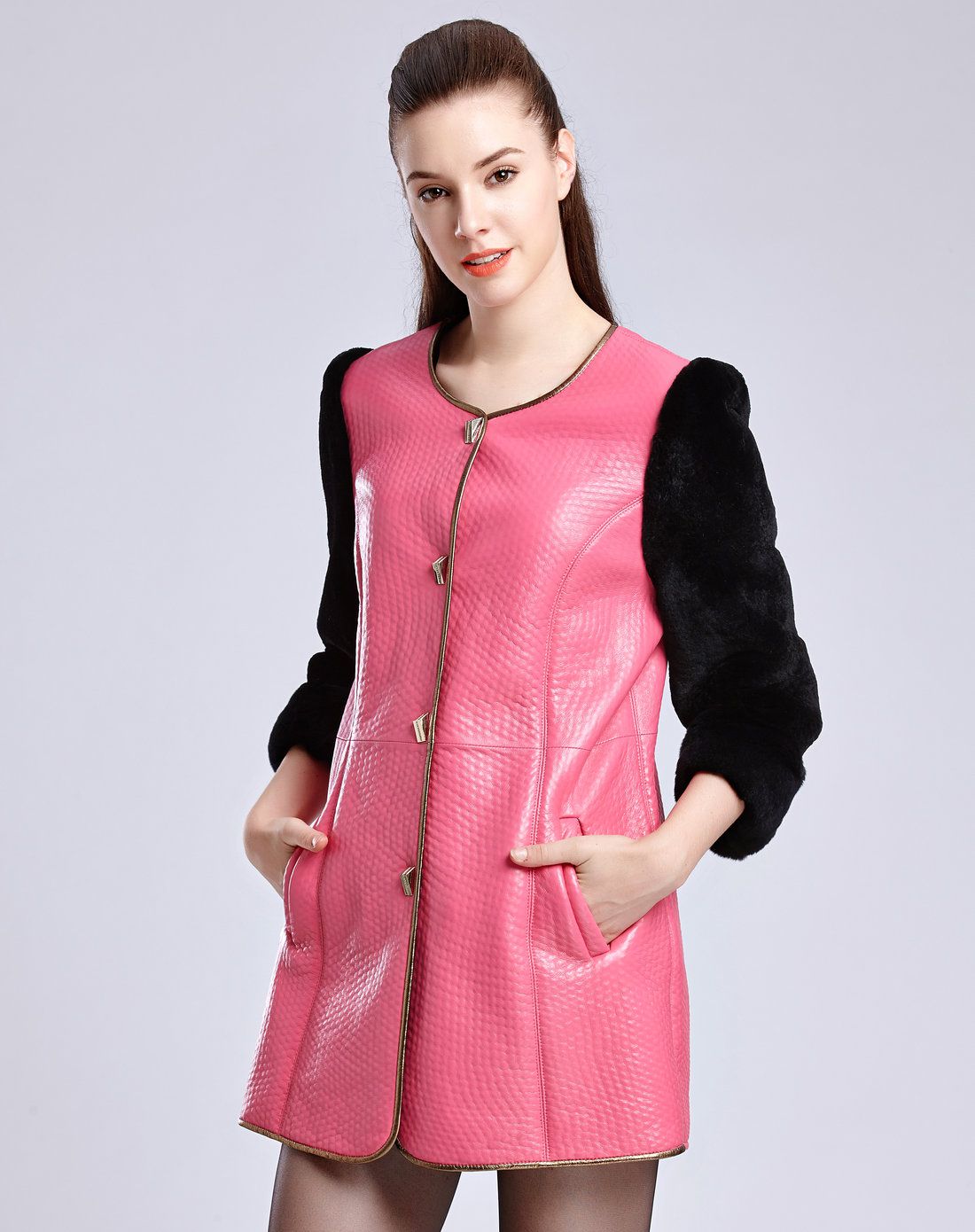 女款玫红色兔毛皮拼接绵羊皮皮衣