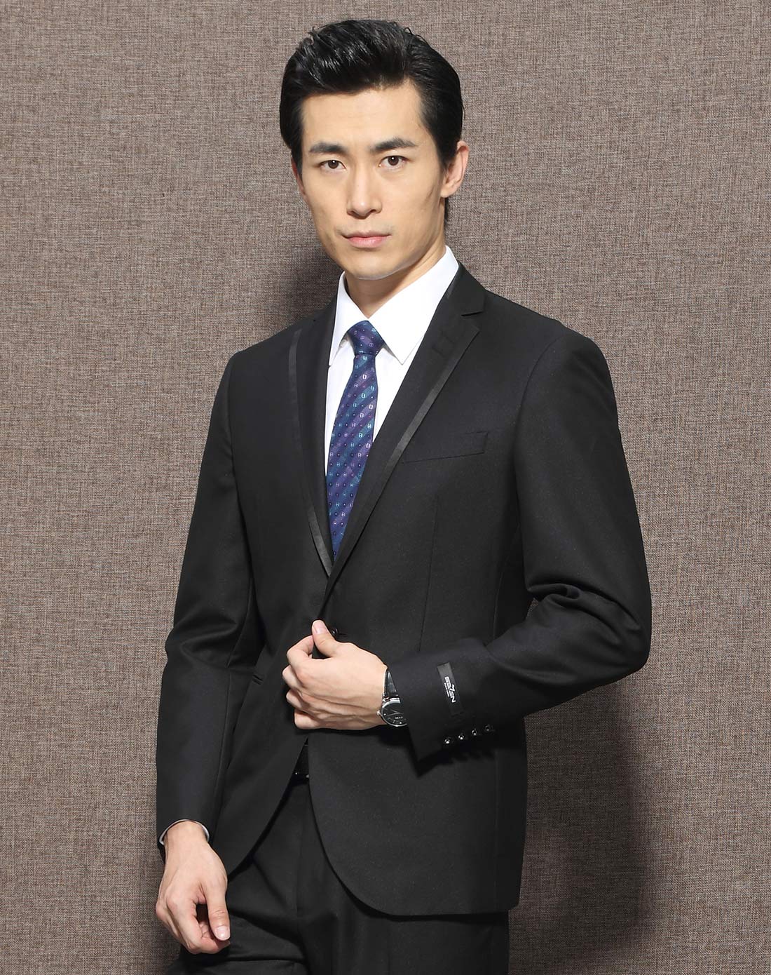 黑色绅士魅力商务时尚西服套装