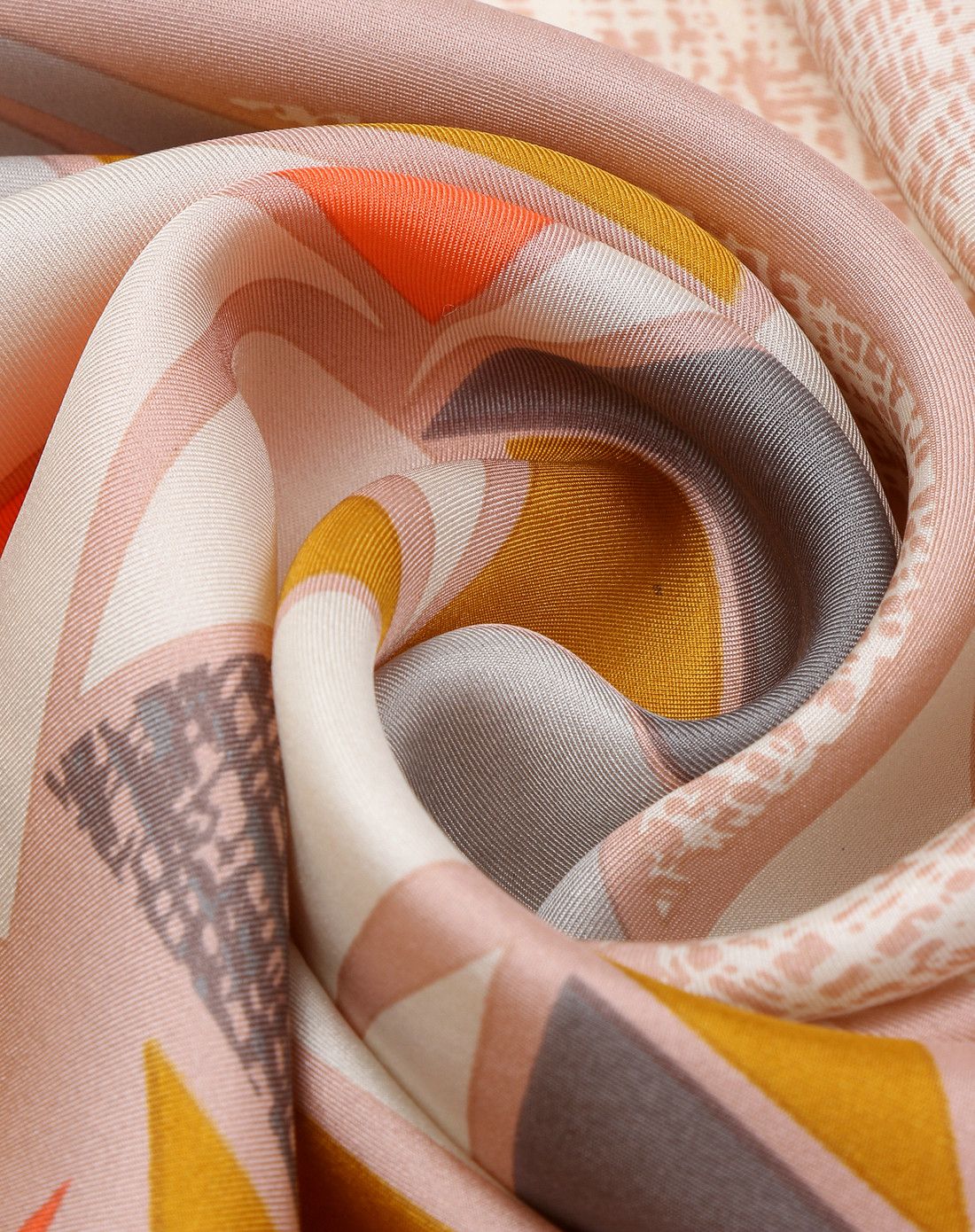 galerieslafayette顺滑柔软 女款卡其配多色围巾 轻熟时尚