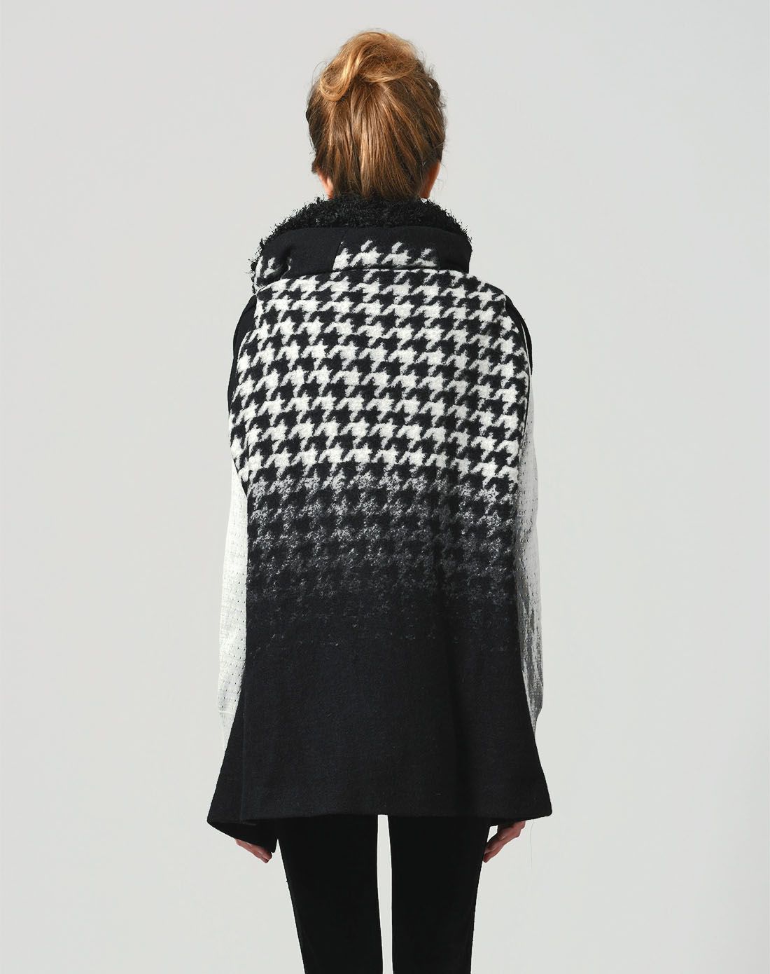黑白千鸟格大翻领斗篷无袖大衣