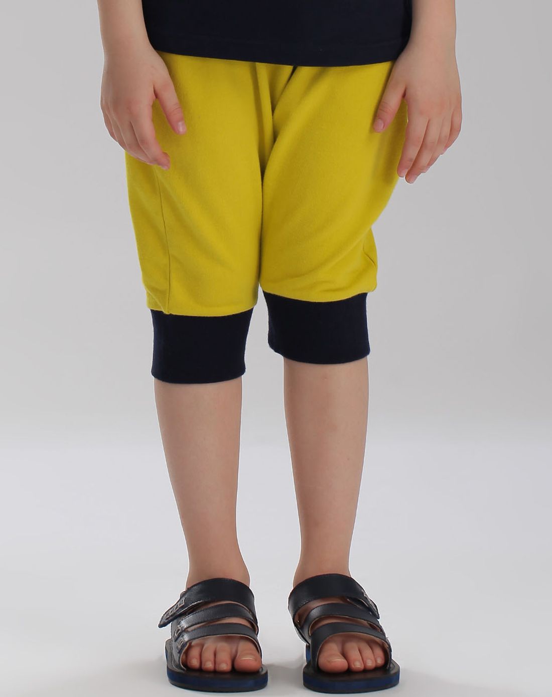 男童明黄吊裆中裤