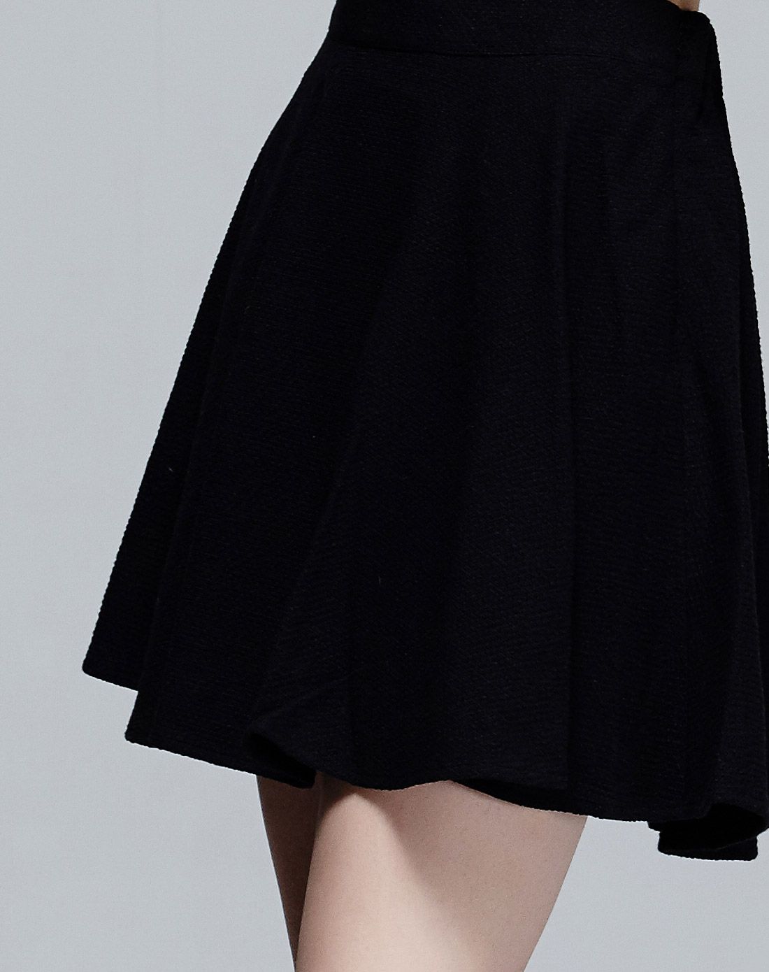 黑色简约百搭短裙