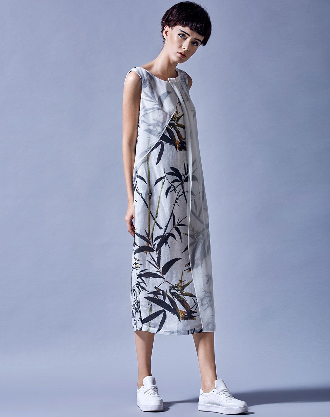 黄思怡 白底压褶圆领竹子印花飘逸罩纱连衣裙