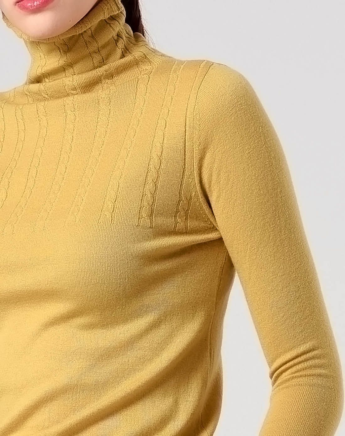 米黄色精纺高领长袖羊毛羊绒衫