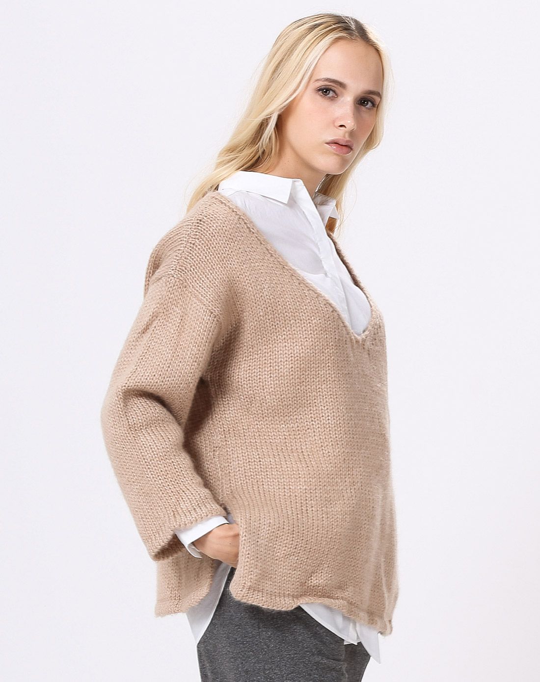 女款深米色宽松时尚长袖针织衫