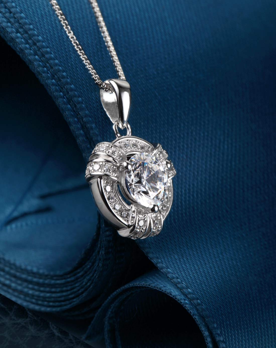 【大牌风格】s925银镶施华洛世奇宝石璀璨闪耀经典大牌风格吊坠赠s925