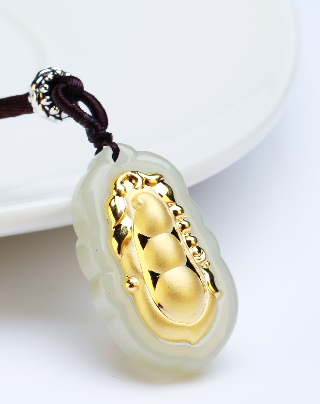 uve 足金镶天然和田白玉四季平安豆吊坠