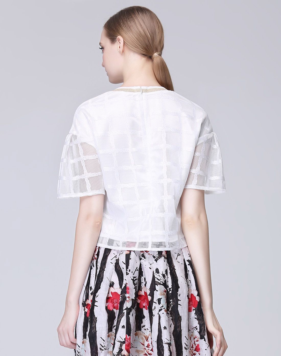 白色大方落肩泡泡袖上衣