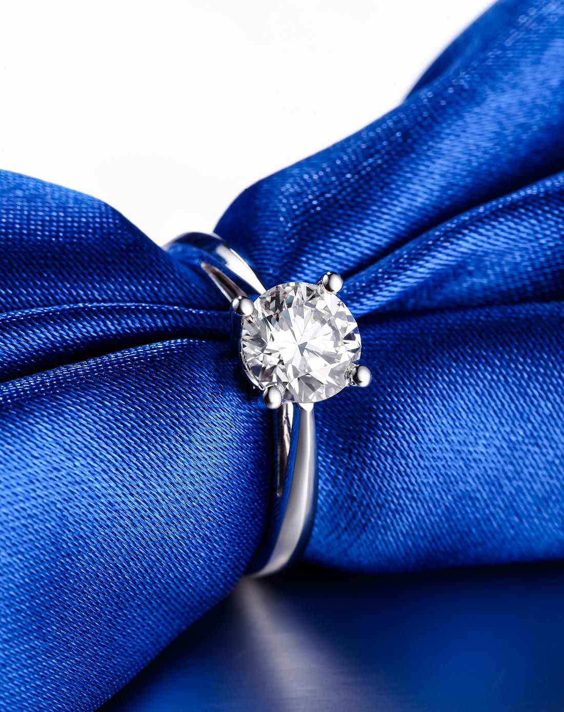 周六福 1克拉pt950经典四爪钻戒