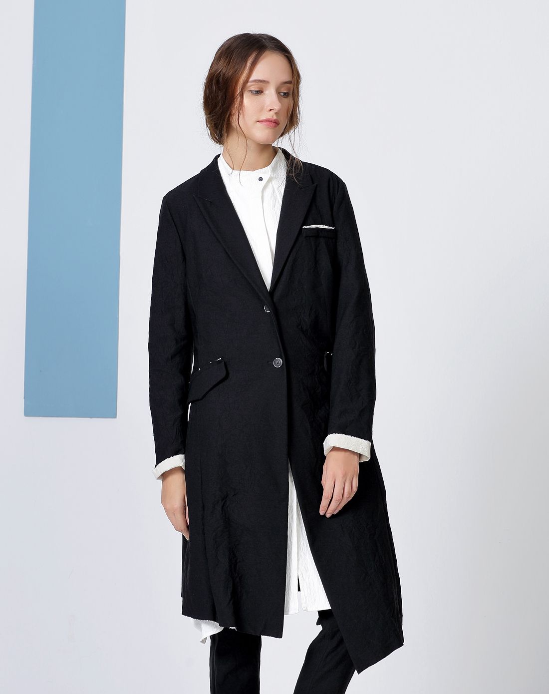 炭黑色自然压皱收腰风衣