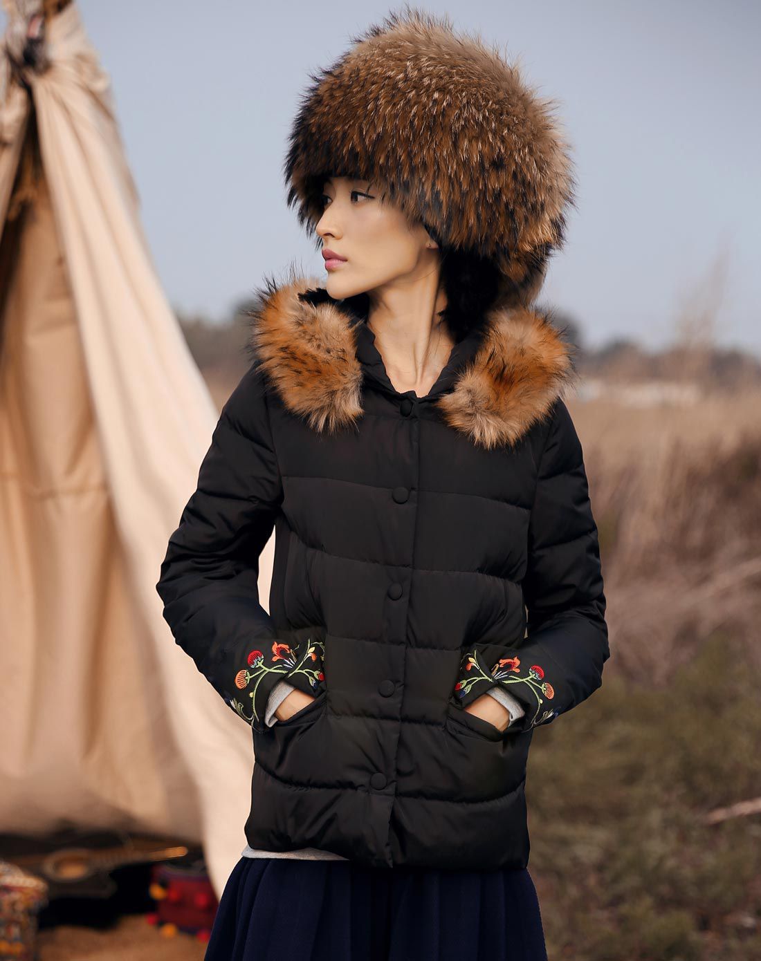 裂帛 黑色刺绣连帽a型下摆宽松短款羽绒服