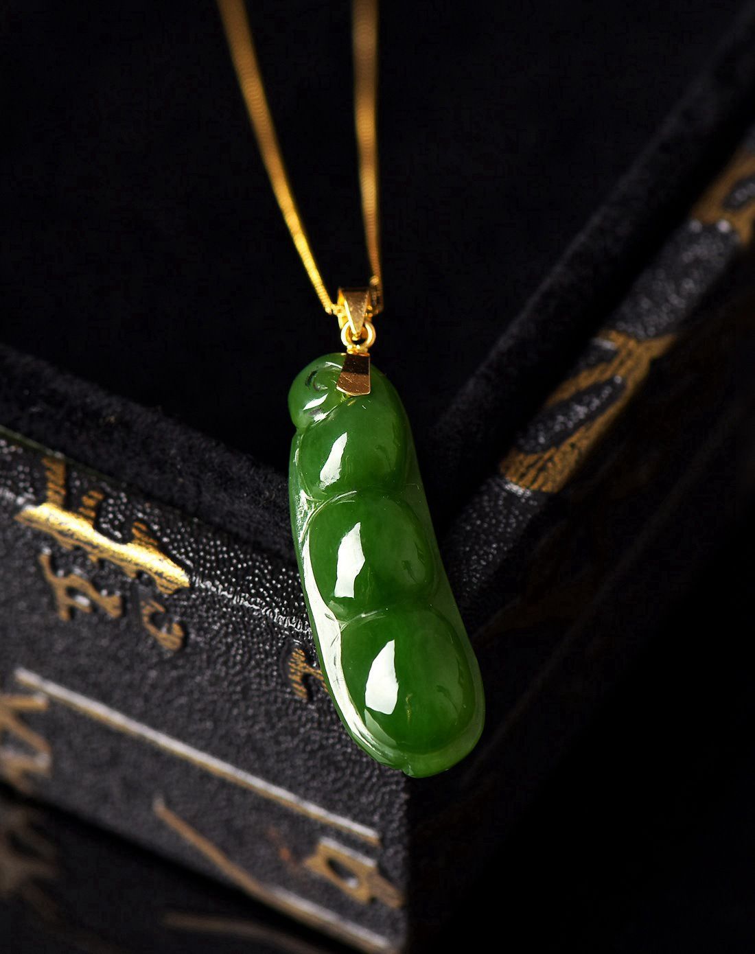 18k金镶天然和田碧玉富贵豆吊坠(赠送银链)