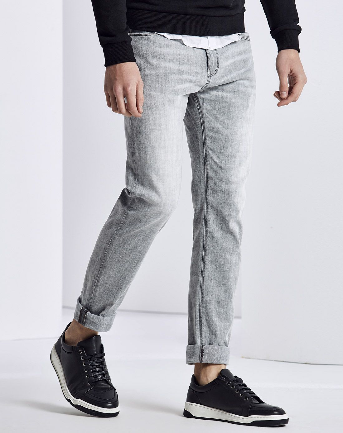浅灰色男士修身牛仔裤
