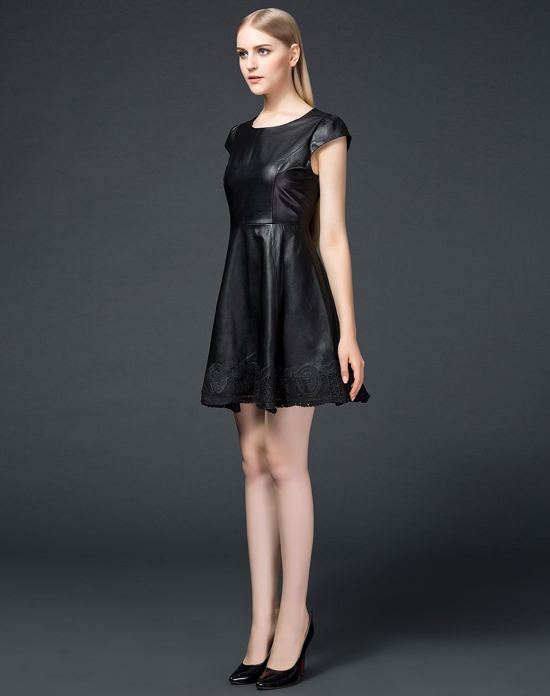 黑色盖肩修身皮连衣裙