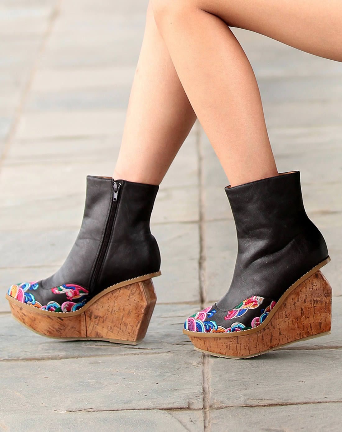 裂帛女鞋 深咖底绣彩花靴子