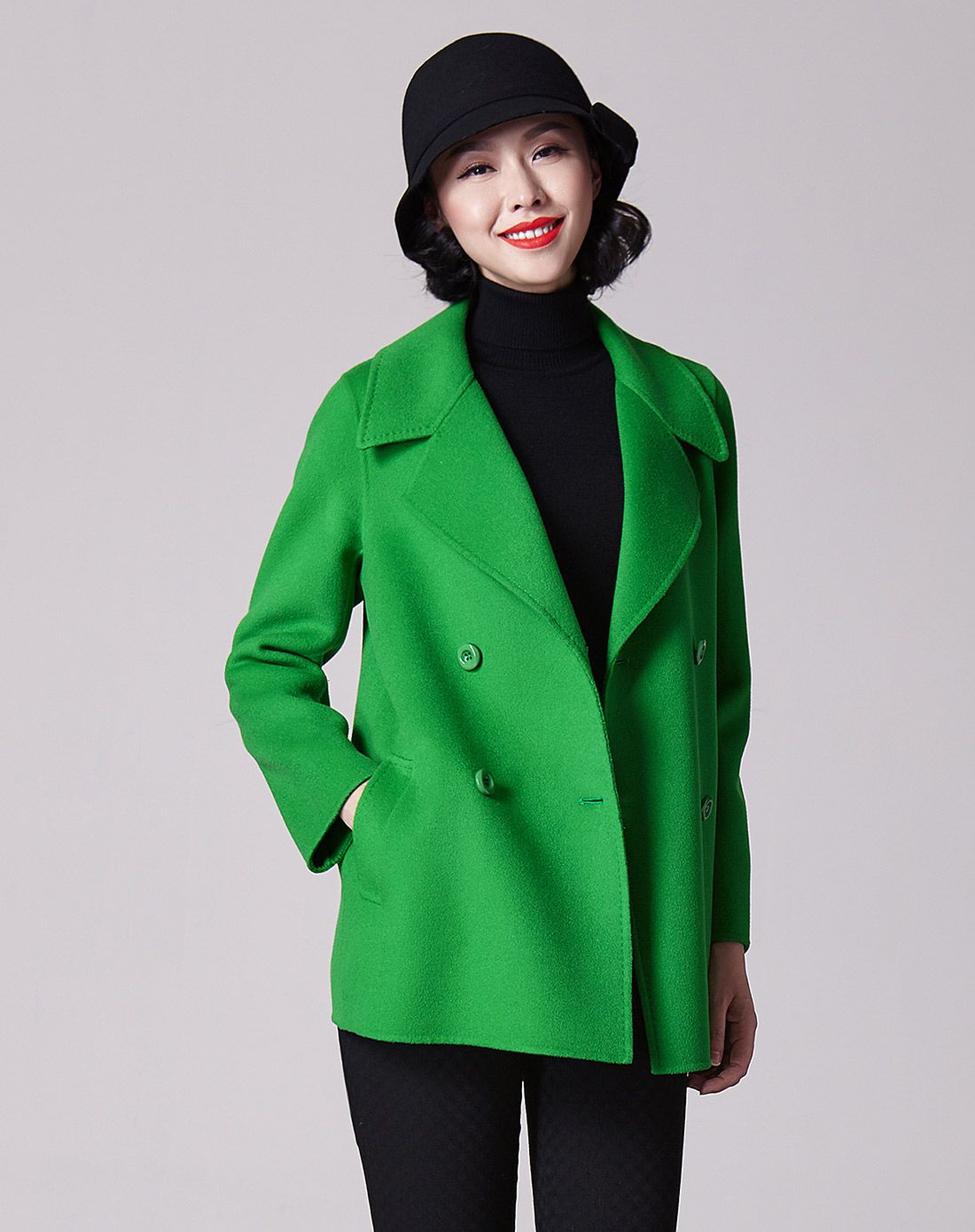 浅绿色短款翻驳领双面呢大衣