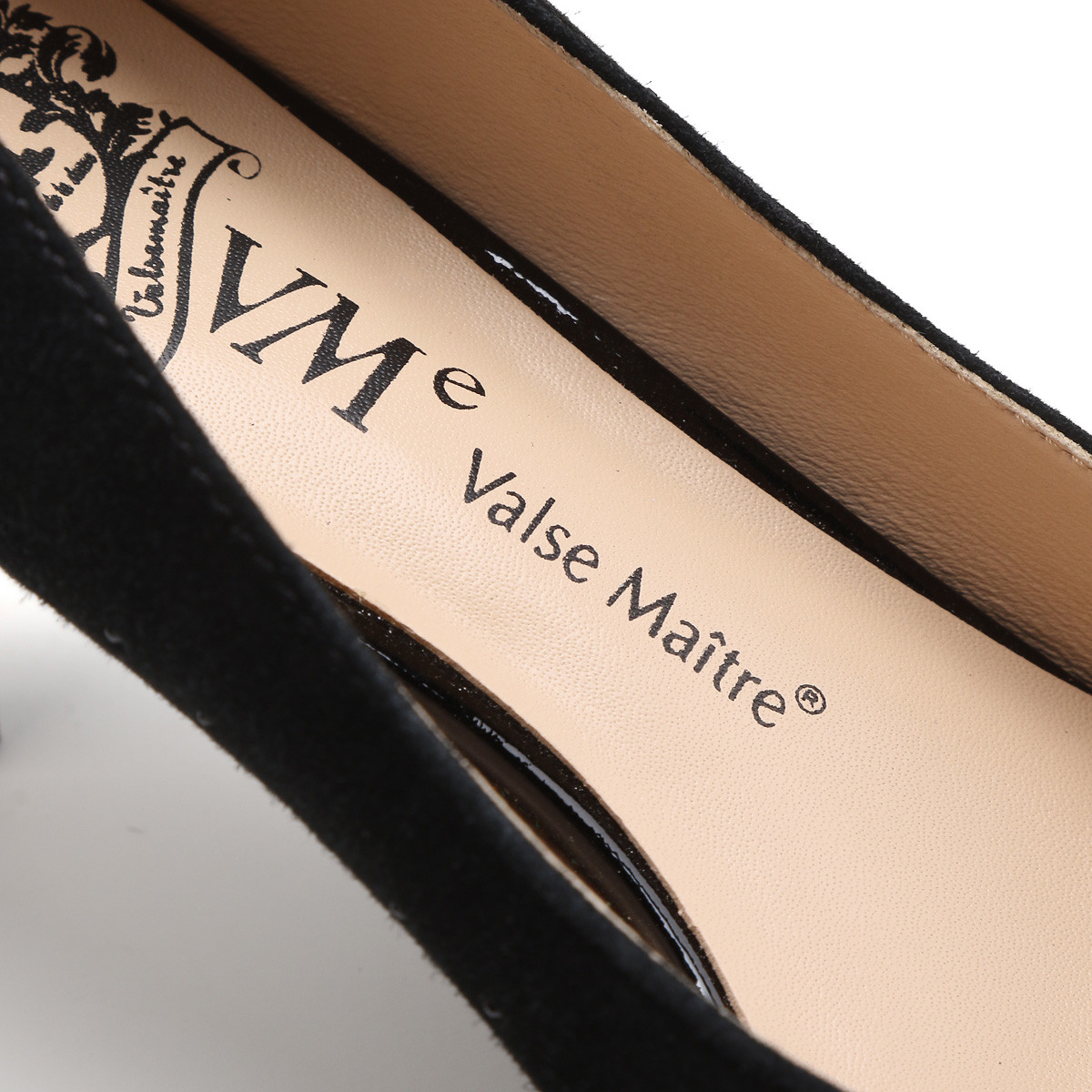 黑色闪亮尖头高跟单鞋